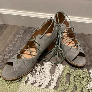 Journee Collection Bowee lace-up sandals